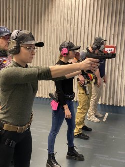 IWA-Ersatzprogramm im MSZU: Danielle Valkyrie und Hanna Selena im IPSC-Training mit Gregory Midgley Hanna Selena (vorne) und Danielle Valkyrie beim IPSC-Training mit der Kurzwaffe.