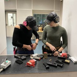 IWA-Ersatzprogramm im MSZU: Danielle Valkyrie und Hanna Selena im IPSC-Training mit Gregory Midgley Danielle Valkyrie und Hanna Selena bereiten ihre GLOCK bzw. Walther vor.