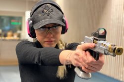 IWA-Ersatzprogramm im MSZU: Danielle Valkyrie und Hanna Selena im IPSC-Training mit Gregory Midgley Danielle Valkyrie mit einer STI S