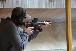 Wettkampfbericht 2020: Deutsche Meisterschaft Steel Challenge – Speed Steel Schütze mit Hera Arms The 9ers im Anschlag.