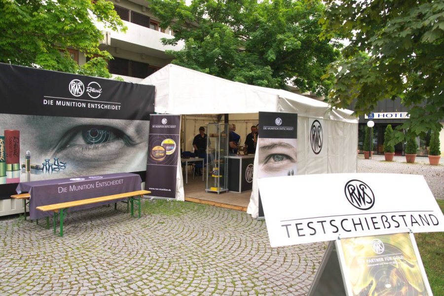 Deutsche Meisterschaften 2017 im Sportschießen des DSB RWS Verkaufsstand mit Testschießstand auf dem Ausstellungsgelände der Deutschen Meisterschaften im Schießsport 2017