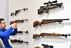 Deutscher Pavillon auf der SHOT Show 2019 Diana Luftgewehr-Portfolio an einer Wand im Messestand.