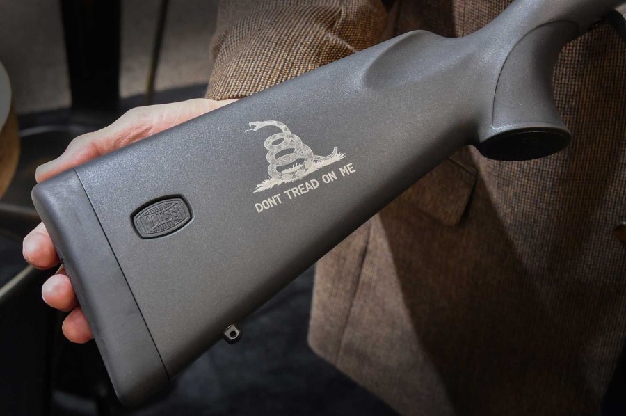 Deutscher Pavillon auf der SHOT Show 2019 "Dont tread on me"-Branding auf der Mauser M18.