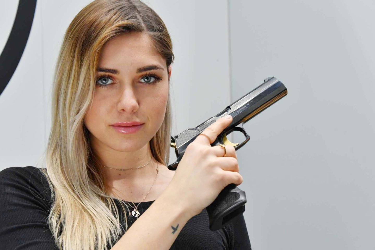 Die Waffen-Influencerin Danielle Valkyrie im Interview Danielle Valkyrie mit der SIG-Sauer P210-Midnight.