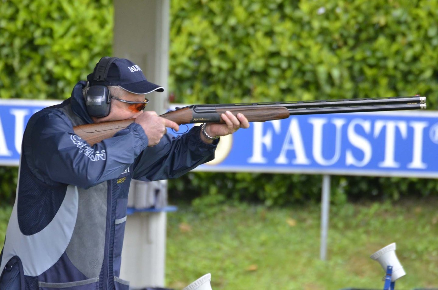 ECHA auf der falschen Fährte: Warum der EU-Vorschlag für ein Bleiverbot ein Problem für Schützen und Jäger ist Sportschütze beim Wurfscheibenschießen.