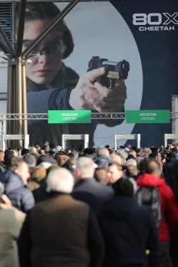 EOS Show 2023: Fazit, Hintergründe und Infos Schlange vor der EOS 2023.
