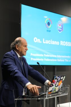 EOS Show 2023: Fazit, Hintergründe und Infos Luciano Rossi, Präsident der FITAV und des internationalen Schießsportverbandes ISSF auf der Bühne.