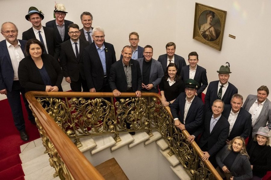 Vorsitzender des Parlamentskreises Schützenwesen spricht sich beim Kennenlerngespräch gemeinsam mit DSB und DJV klar gegen eine Waffenrechtsverschärfung aus En Teil der Gründungsmitglieder des Parlamentskreises Schützenwesen, der am 8. November 2022 von Bundestagsabgeordneten ins Leben gerufen wurde.