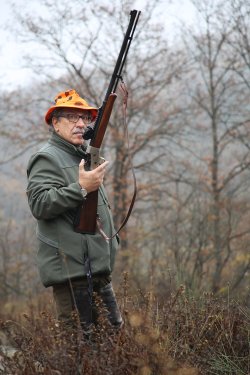Vorderlader-Replika in der EU: Meinung von Pedersoli Pierangelo Pedersoli mit einem Vorderlader auf der Jagd