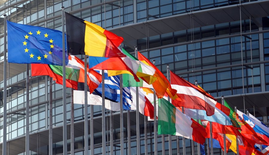 EU-Waffenverbot: Vorschlag aus Großbritannien von Vicky Ford Flaggen der europäischen Länder