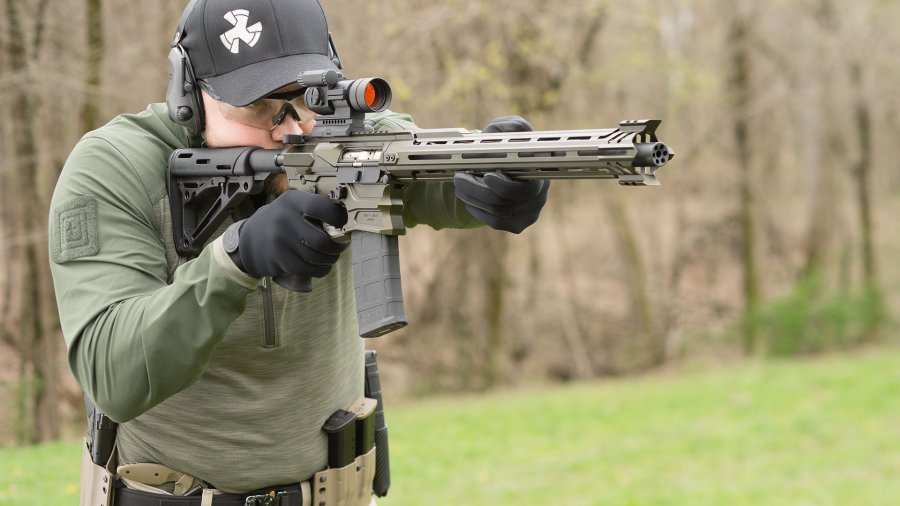 Konferenz von Firearms United Sportschütze mit Gewehr