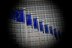 EU-Waffenrecht: die EU-Organisationen Flaggen vor der EU-Kommission