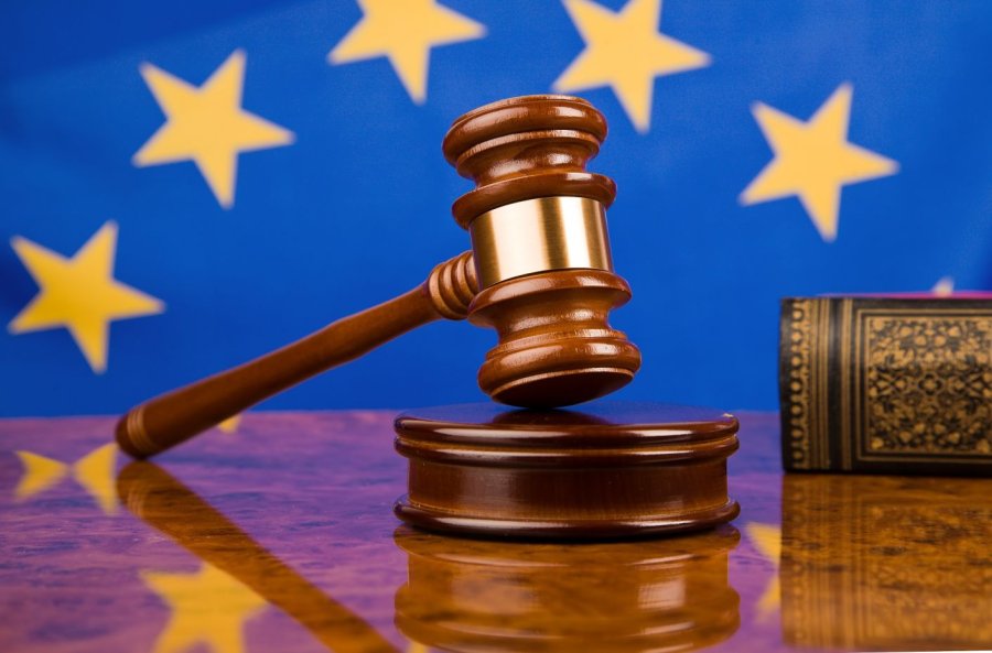 EU-Waffenrecht: Kompromisse ohne Einfluss auf den illegalen Waffenmarkt Richterhammer vor EU-Fahne