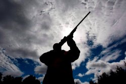 EU-Waffenrecht: Was ist zu tun? Jäger mit Waffe im Anschlag
