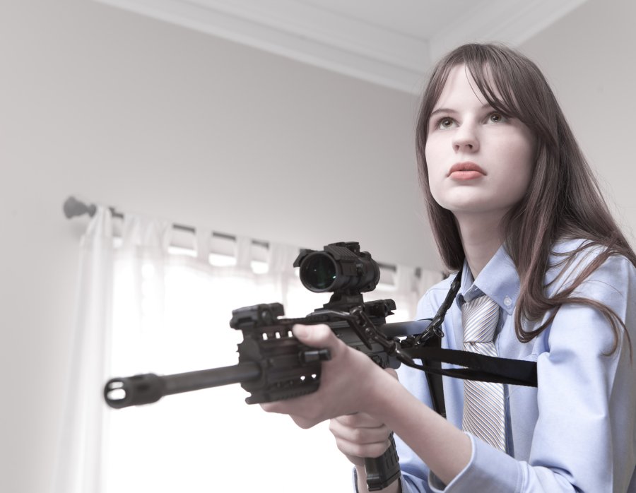 Pläne zum Waffenverbot der EU Frau mit Gewehr im Anschlag