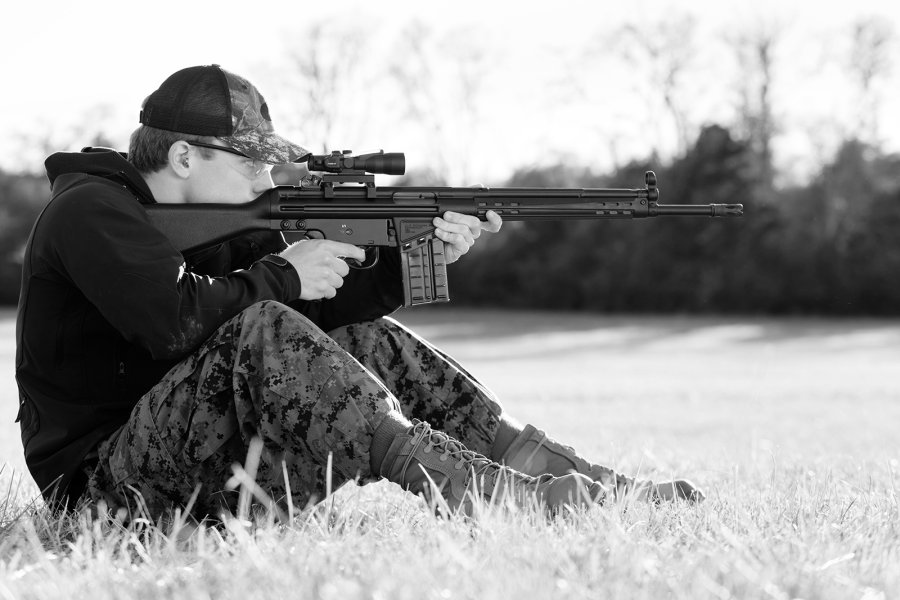Waffenverbot der EU Schütze mit Gewehr sitzend