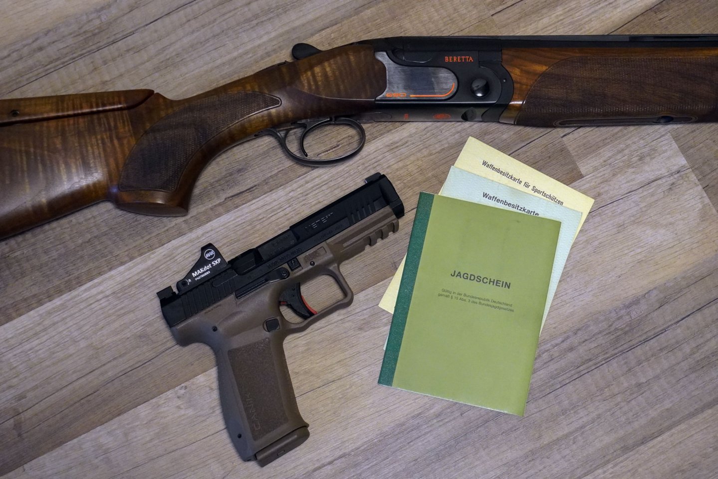 Evaluierung des Waffenrechts 2025: Das sind die Forderungen der Verbände – mit Kommentar Flinte, Pistole und waffenrechtliche Dokumente.