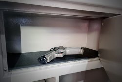 Zweite Runde der Evaluierung des Waffengesetzes: Was könnte sich im WaffG ändern? Ein Blick in die Glaskugel Pistole in einem Tresor.