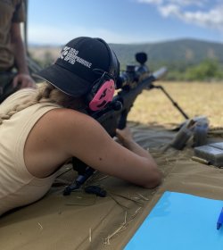 Hot Shoot in Italien: Extended Long Range Event mit Danielle Valkyrie im Video Danielle Valkyrie mit Desert Tac-Büchse.