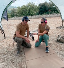Hot Shoot in Italien: Extended Long Range Event mit Danielle Valkyrie im Video Der One-Mile-Patch wird überreicht.