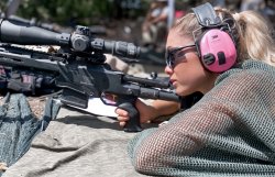 Hot Shoot in Italien: Extended Long Range Event mit Danielle Valkyrie im Video Ritter&Stark-Büchse im Anschlag.