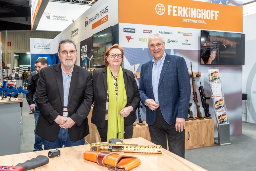 US-Markenexperte Ferkinghoff International feiert 35 jähriges bestehen: Tradition und Moderne Geschäftsführer Achim Ferkinghoff (l.), Andrea Ferkinghoff, Sprecherin der Geschäftsführung (M.) und der Bayerische Staatsminister des Innern Joachim Hermann.