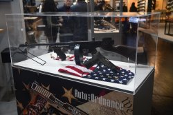 US-Markenexperte Ferkinghoff International feiert 35 jähriges bestehen: Tradition und Moderne Eine Thompson-MP (Tommy Gun) und ein 1911er von Auto-Ordnance.