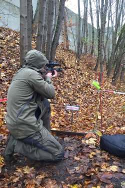 Was ist Field Target? – Der Schießsport im Überblick! Luftgewehrschütze kniend im Anschlag beim Field-Target-Schießen