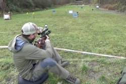 Was ist Field Target? – Der Schießsport im Überblick! Field-Target-Schütze im sitzenden Anschlag