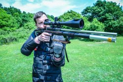 Was ist Field Target? – Der Schießsport im Überblick! Luftgewehrschütze in Field Target Schiessposition stehend