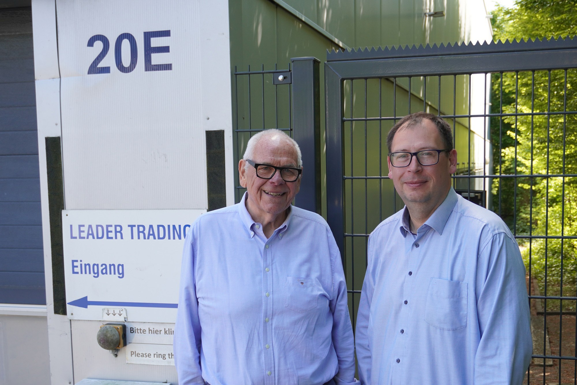 LEADER TRADING: Leader Trading GmbH: Ein Blick auf die Geschichte, das Lieferprogramm und hinter die Kulissen eines erfolgreichen Familienbetriebs im Waffen- und Munitionsgroßhandel LEADER TRADING: Leader Trading GmbH: Ein Blick auf die Geschichte, das Lieferprogramm und hinter die Kulissen eines erfolgreichen Familienbetriebs im Waffen- und Munitionsgroßhandel