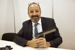 STP by Prommersberger: Wer und was verbirgt sich hinter den herausragenden Kurzwaffen der Marke Sport Target Pistol aus der Edelmanufaktur im bayerischen Kühbach? STP-Chef Karl Prommersberger mit einem auf dem S&W 686 basierenden STP-Ludor-Revolver.