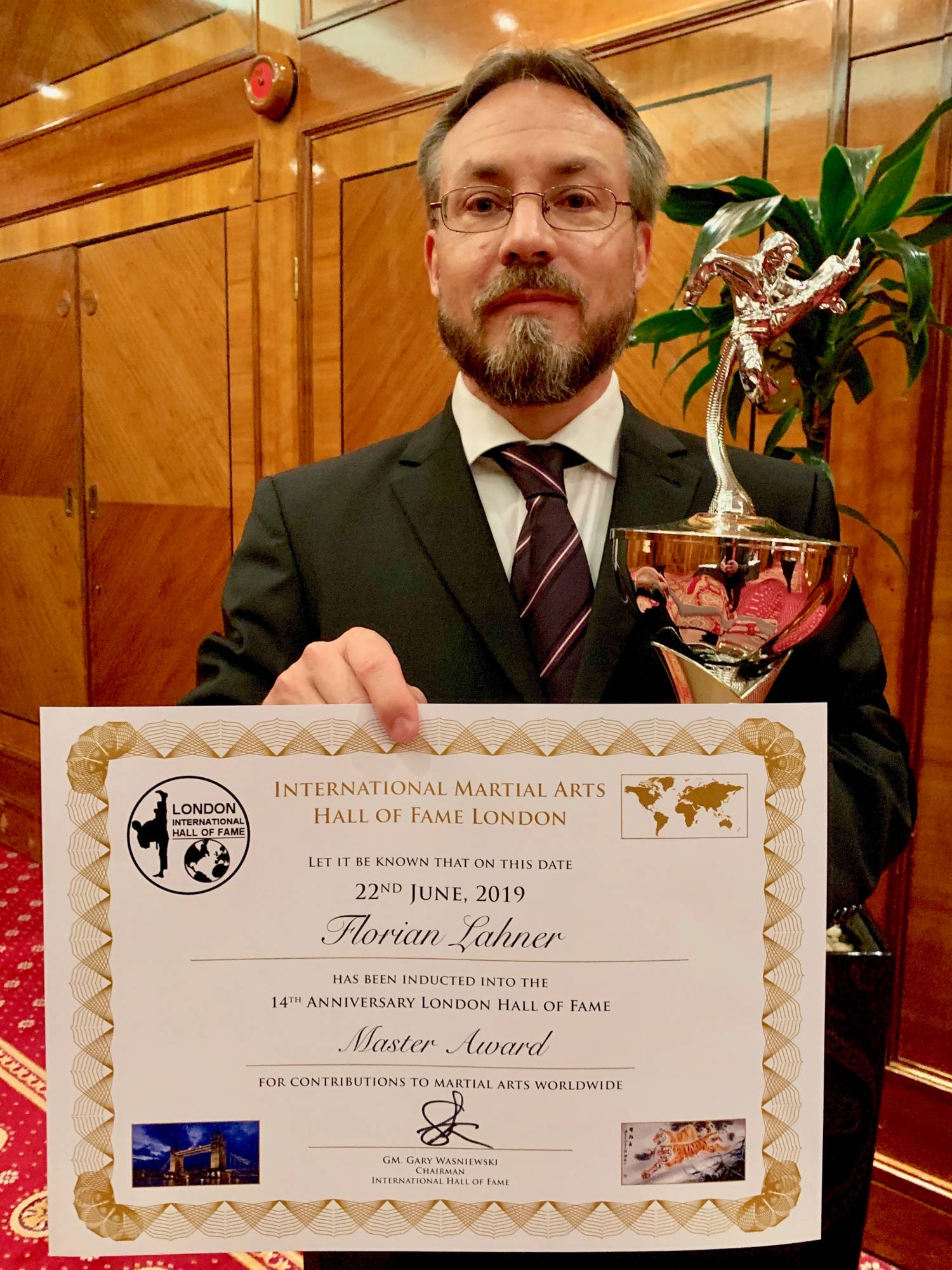 caliber: Nahkampftrainer Florian Lahner erhält Kampfkunst-Oscar der London Martial Arts Hall of Fame