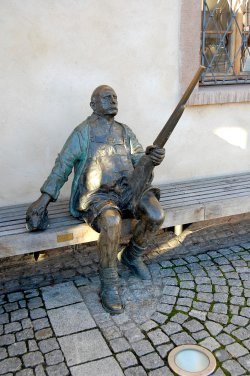 Weihnachtsbesuch im Waffenmuseum Suhl Bronzefarbene Statue eines Jägers