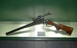 Weihnachtsbesuch im Waffenmuseum Suhl Jagdgewehr ausgestellt in der Vitrine