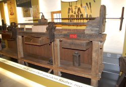 Weihnachtsbesuch im Waffenmuseum Suhl Eine alte Maschine für Waffenkunst