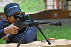 GAMO: Neuer Katalog für 2020/2021 erhältlich Schütze im Anschlag mit dem GAMO HPA MI MAXXIM.