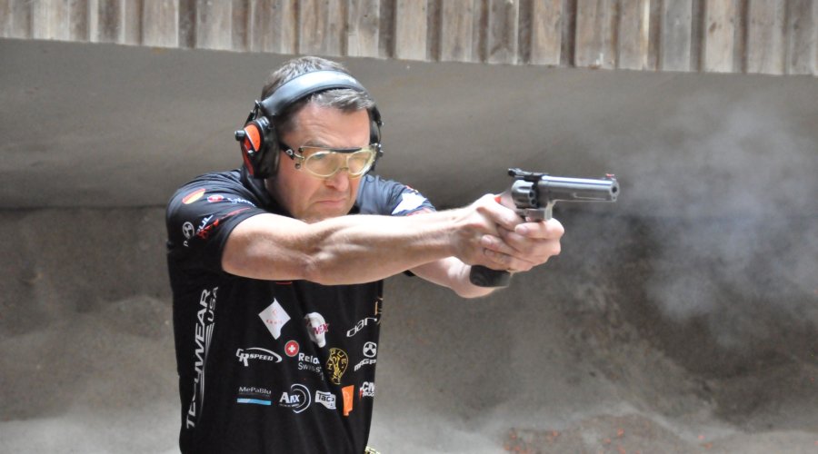 Sascha Back mit seinem Revolver in 9 mm Luger.