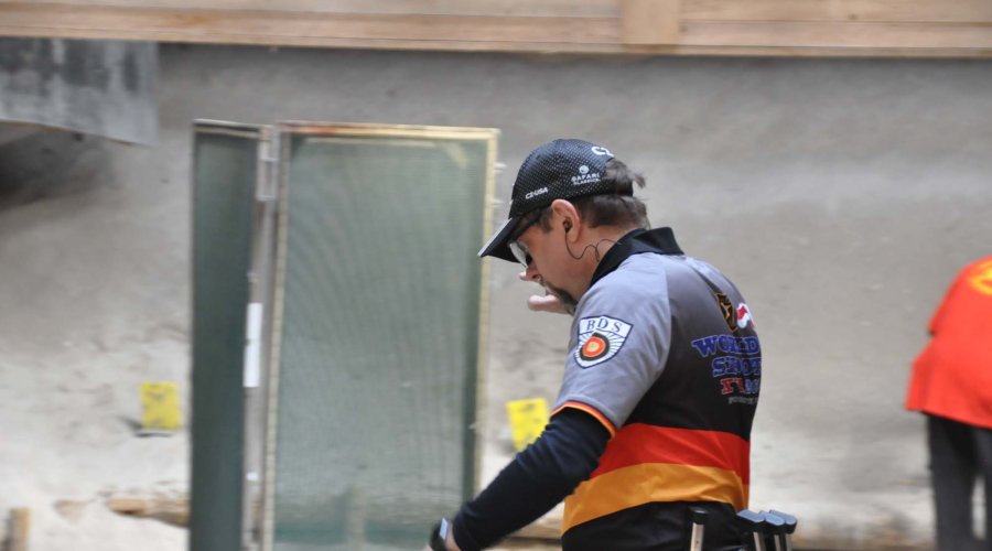 Schütze auf der Stage bei den GECO IPSC Masters 2022.