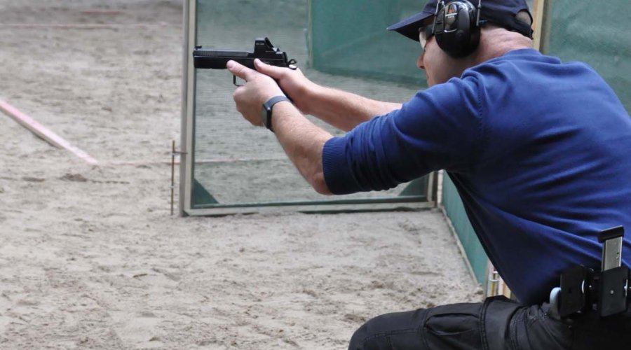 Schütze auf der Stage bei den GECO IPSC Masters 2022.