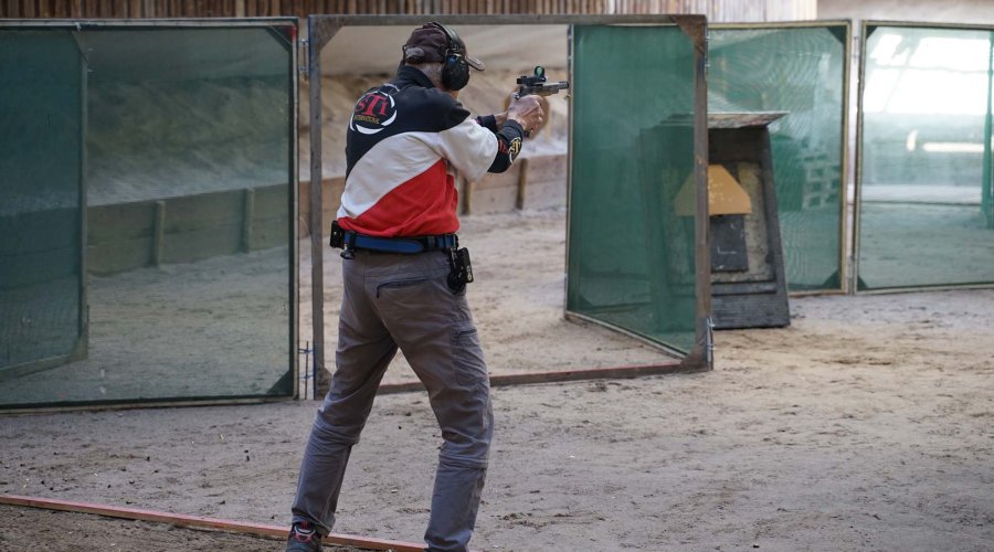 Schütze auf der Stage bei den GECO IPSC Masters 2022.