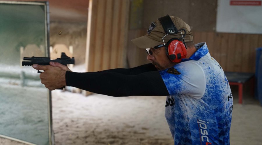 Schütze auf der Stage bei den GECO IPSC Masters 2022.
