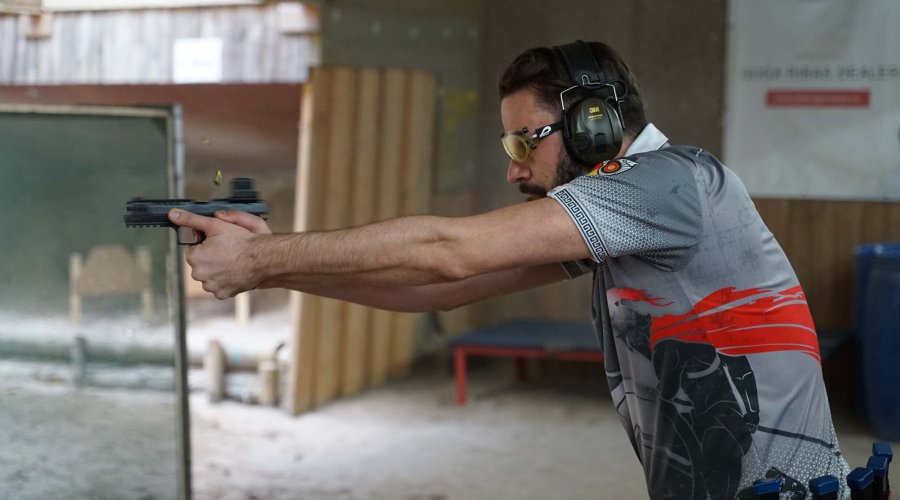 Schütze auf der Stage bei den GECO IPSC Masters 2022.