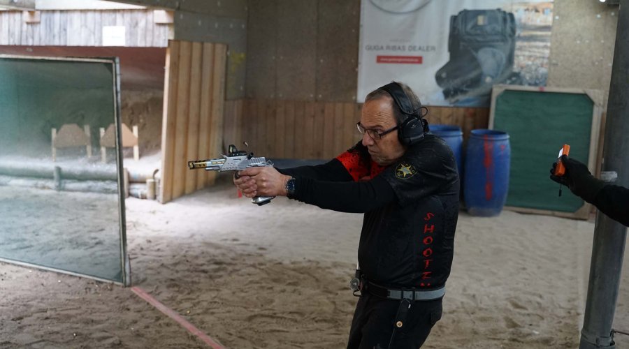 Schütze auf der Stage bei den GECO IPSC Masters 2022.