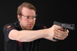 Deutsche Meisterschaft IPSC Handgun 2024 Teil 1: einige bekannte Namen aus dem GECO-Team ganz vorn dabei Stefan Rumpler aus dem GECO-IPSC-Team mit seiner Pistole im Anschlag.