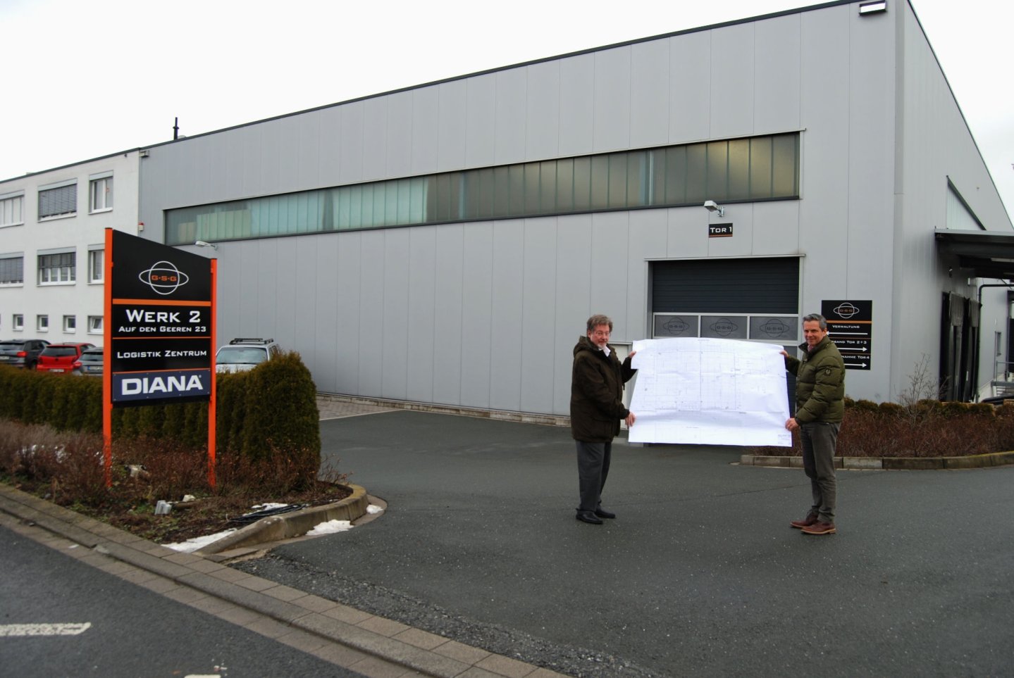 Ense statt Eckerförde: German Sport Guns (GSG) vertreibt ab 2021 Waffen von SIG Sauer Firearms Mitarbeiter von GSG mit Bauplänen vor einem Lager des Unternehmens.