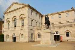 Die Geschichte der britischen Household Cavalry Vorderansicht der Horse Guard mit Reiterstatue