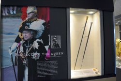Die Geschichte der britischen Household Cavalry Zwei Paradestäbe der Household Cavalry im Schaukasten des Museums