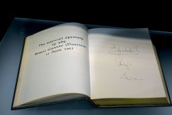 Die Geschichte der britischen Household Cavalry Unterschrift der Queen im Gästebuch des Museums der Household Cavalry