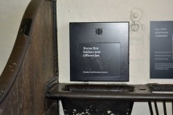 Die Geschichte der britischen Household Cavalry Selbstverständnis der Household Cavalry auf Tafel abgebildet: Horses first - Soldiers next - Officers last